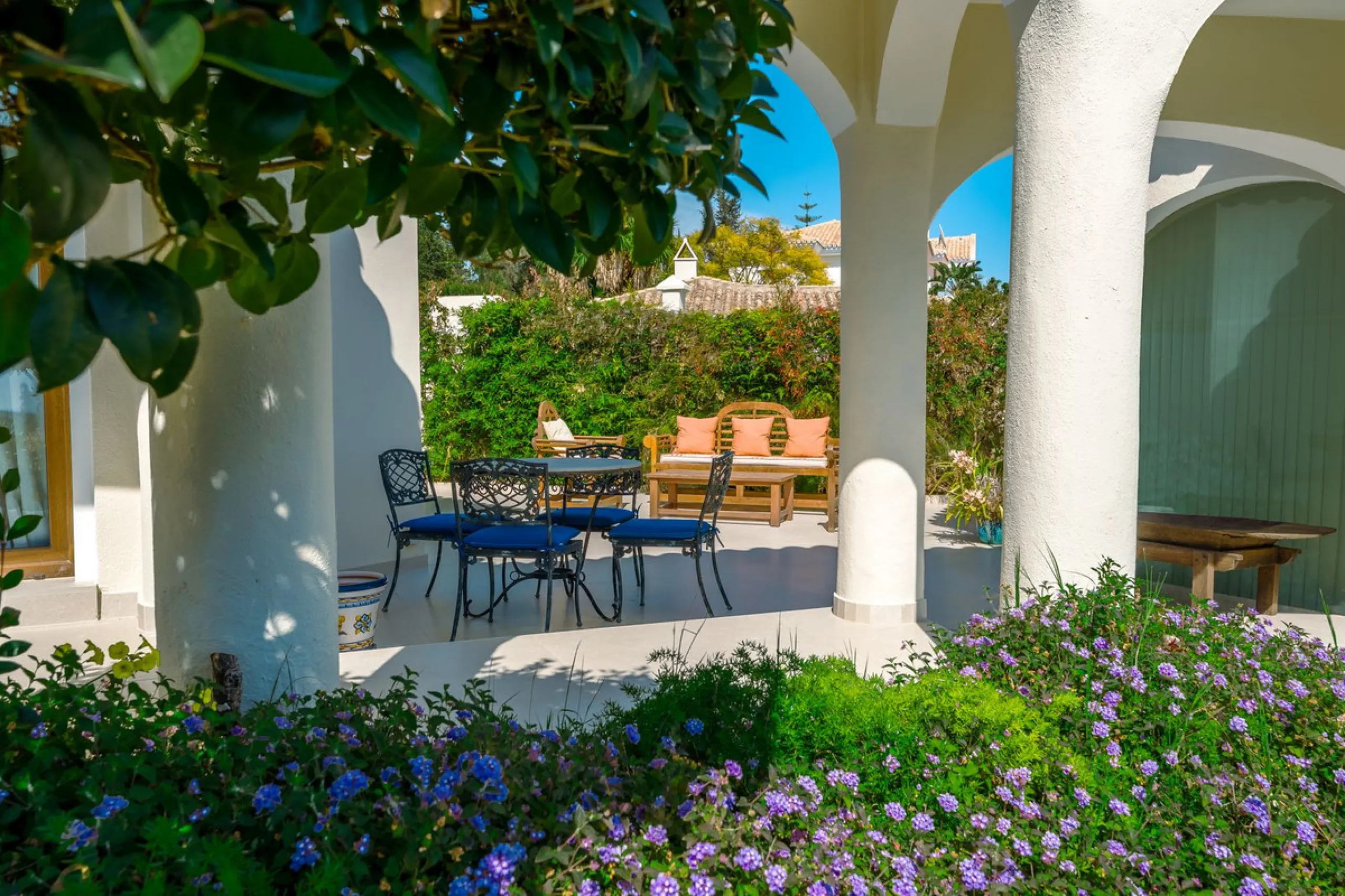 An exceptional south-facing villa, exquisitely modernised, occupying a privileged second-line golf position in El Paraíso, offering breathtaking 180-degree panoramic views across the golf course to the Mediterranean Sea and the North African coastline.