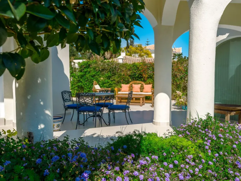 An exceptional south-facing villa, exquisitely modernised, occupying a privileged second-line golf position in El Paraíso, offering breathtaking 180-degree panoramic views across the golf course to the Mediterranean Sea and the North African coastline.