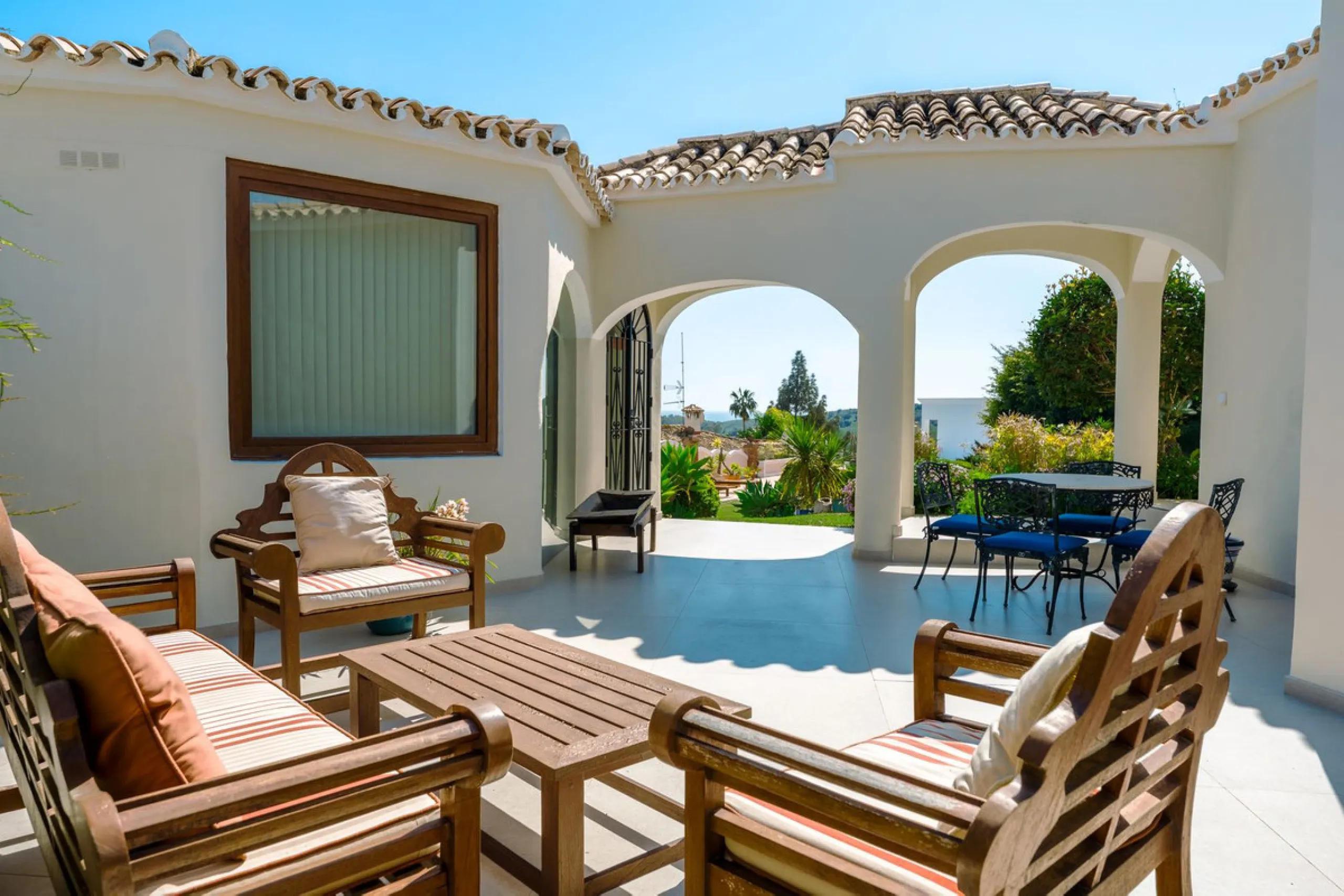 An exceptional south-facing villa, exquisitely modernised, occupying a privileged second-line golf position in El Paraíso, offering breathtaking 180-degree panoramic views across the golf course to the Mediterranean Sea and the North African coastline.