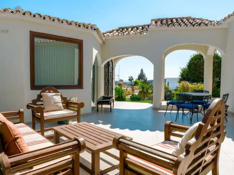 An exceptional south-facing villa, exquisitely modernised, occupying a privileged second-line golf position in El Paraíso, offering breathtaking 180-degree panoramic views across the golf course to the Mediterranean Sea and the North African coastline.