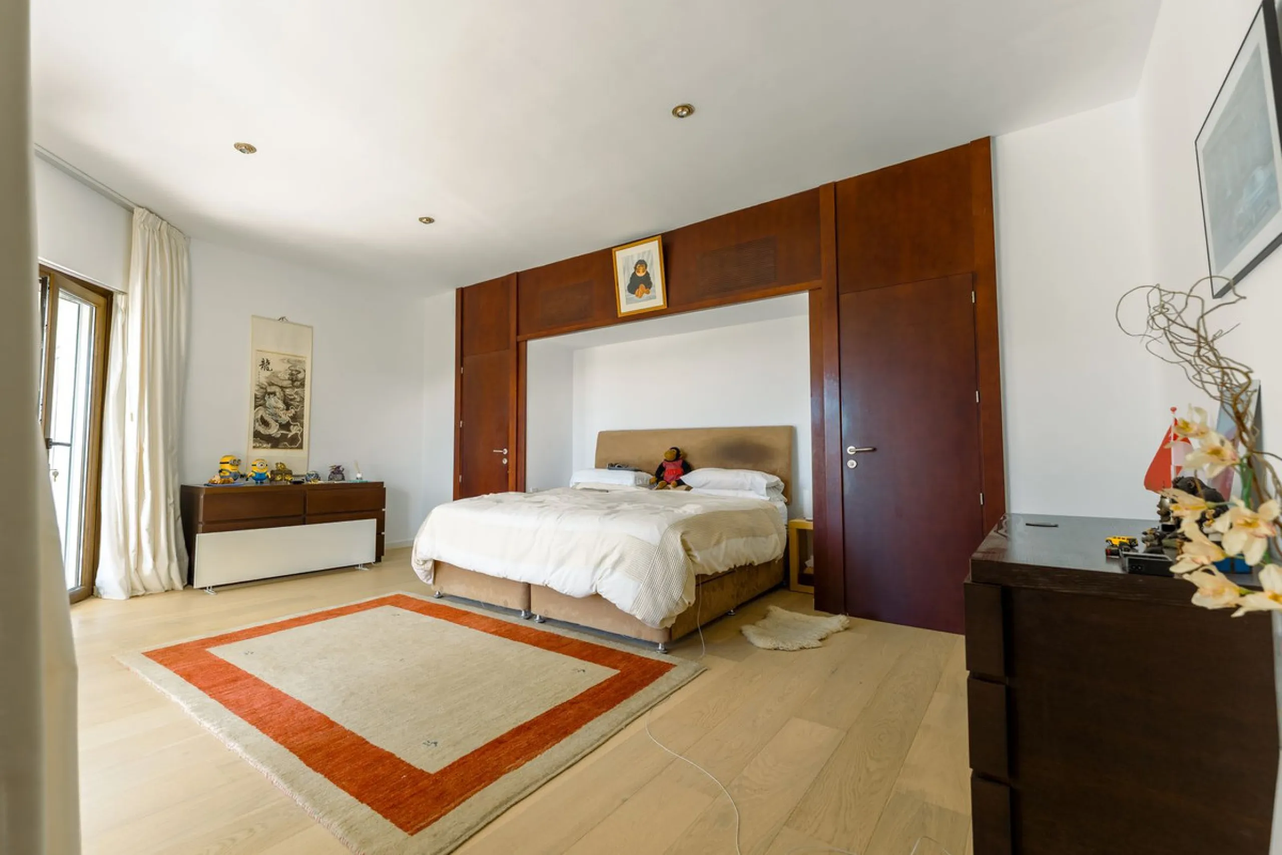 An exceptional south-facing villa, exquisitely modernised, occupying a privileged second-line golf position in El Paraíso, offering breathtaking 180-degree panoramic views across the golf course to the Mediterranean Sea and the North African coastline.