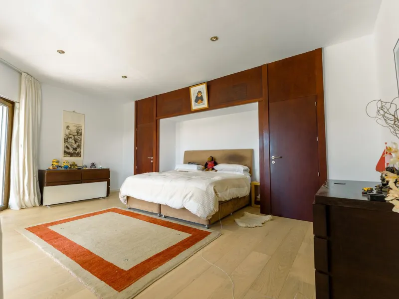 An exceptional south-facing villa, exquisitely modernised, occupying a privileged second-line golf position in El Paraíso, offering breathtaking 180-degree panoramic views across the golf course to the Mediterranean Sea and the North African coastline.