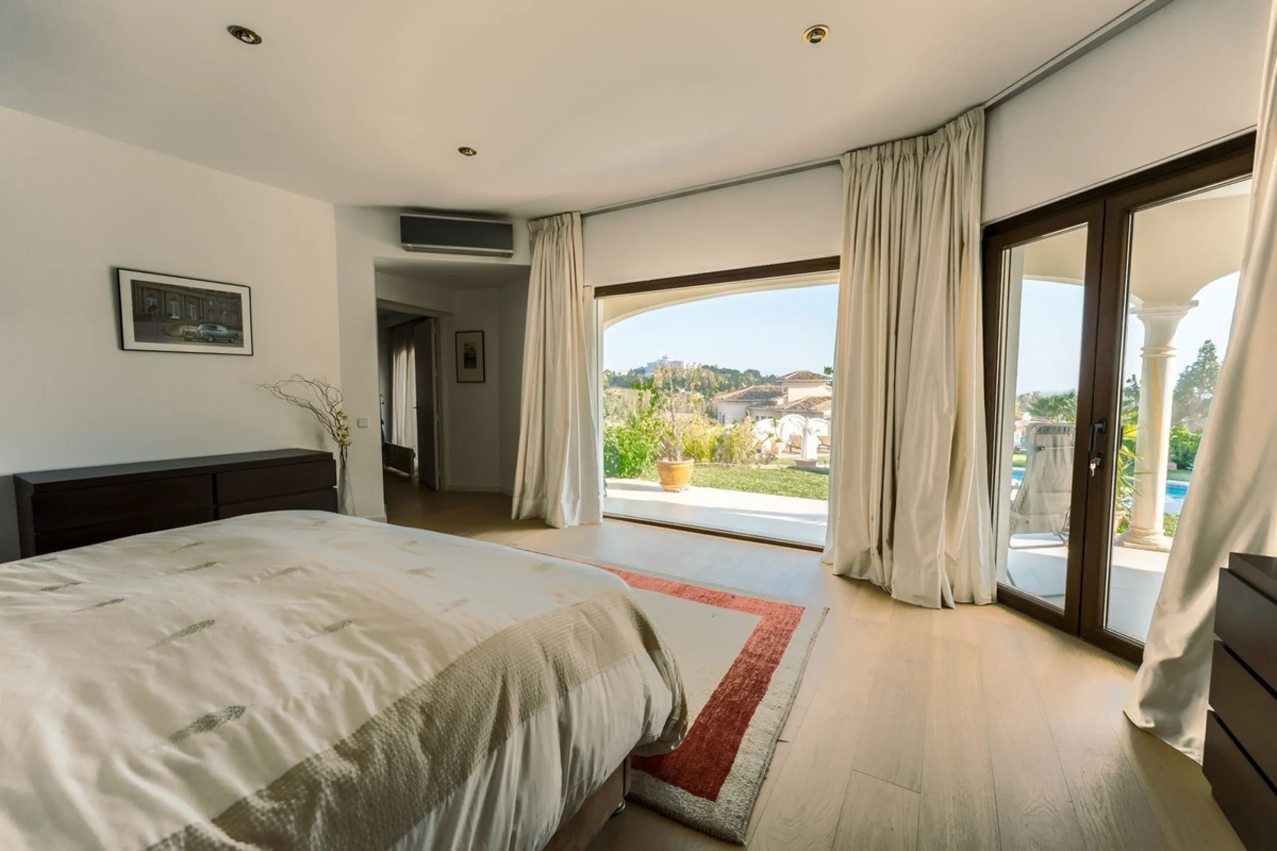 An exceptional south-facing villa, exquisitely modernised, occupying a privileged second-line golf position in El Paraíso, offering breathtaking 180-degree panoramic views across the golf course to the Mediterranean Sea and the North African coastline.