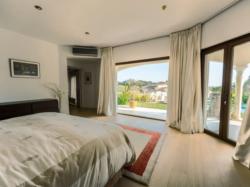 An exceptional south-facing villa, exquisitely modernised, occupying a privileged second-line golf position in El Paraíso, offering breathtaking 180-degree panoramic views across the golf course to the Mediterranean Sea and the North African coastline.