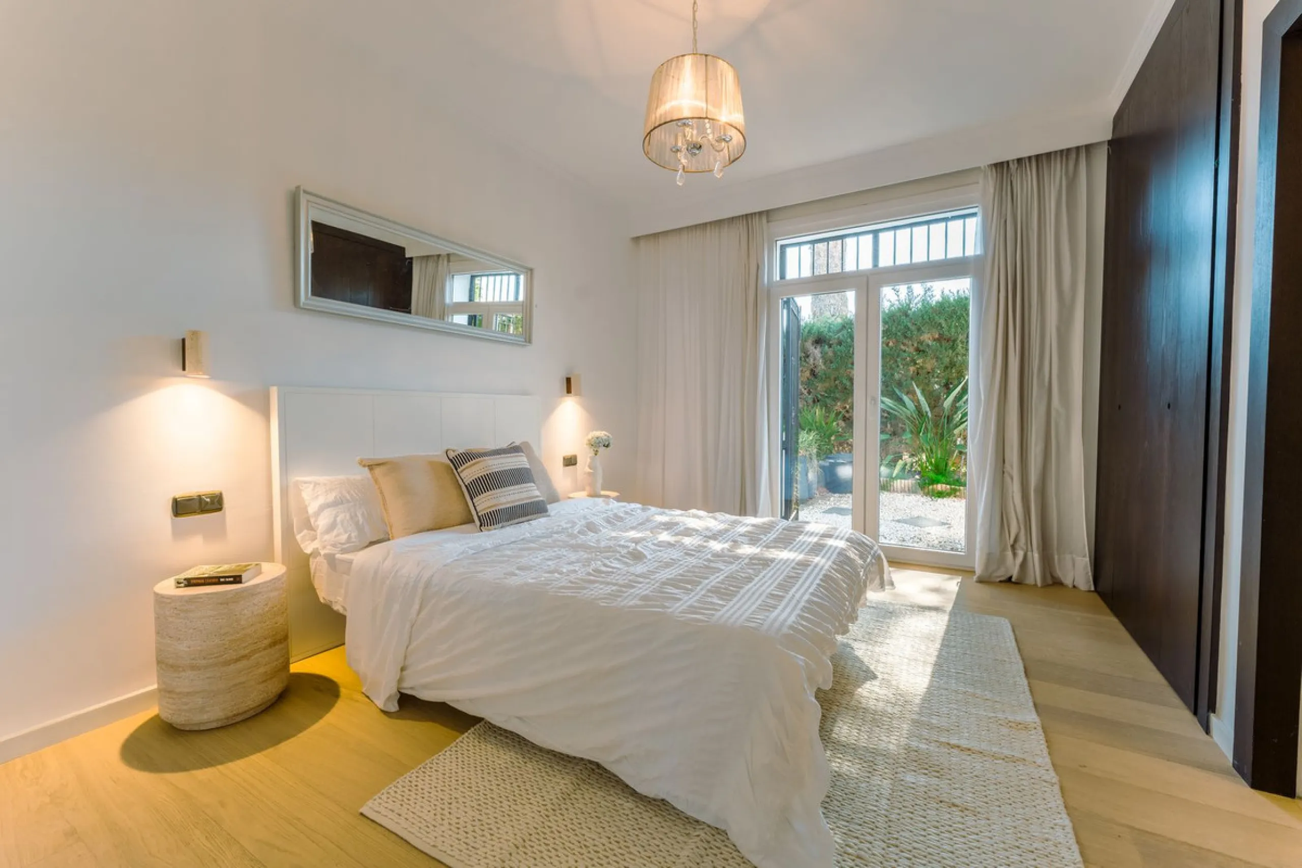 An exceptional south-facing villa, exquisitely modernised, occupying a privileged second-line golf position in El Paraíso, offering breathtaking 180-degree panoramic views across the golf course to the Mediterranean Sea and the North African coastline.