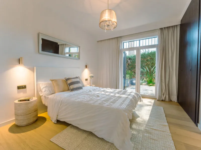 An exceptional south-facing villa, exquisitely modernised, occupying a privileged second-line golf position in El Paraíso, offering breathtaking 180-degree panoramic views across the golf course to the Mediterranean Sea and the North African coastline.