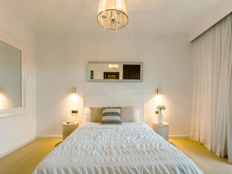 An exceptional south-facing villa, exquisitely modernised, occupying a privileged second-line golf position in El Paraíso, offering breathtaking 180-degree panoramic views across the golf course to the Mediterranean Sea and the North African coastline.