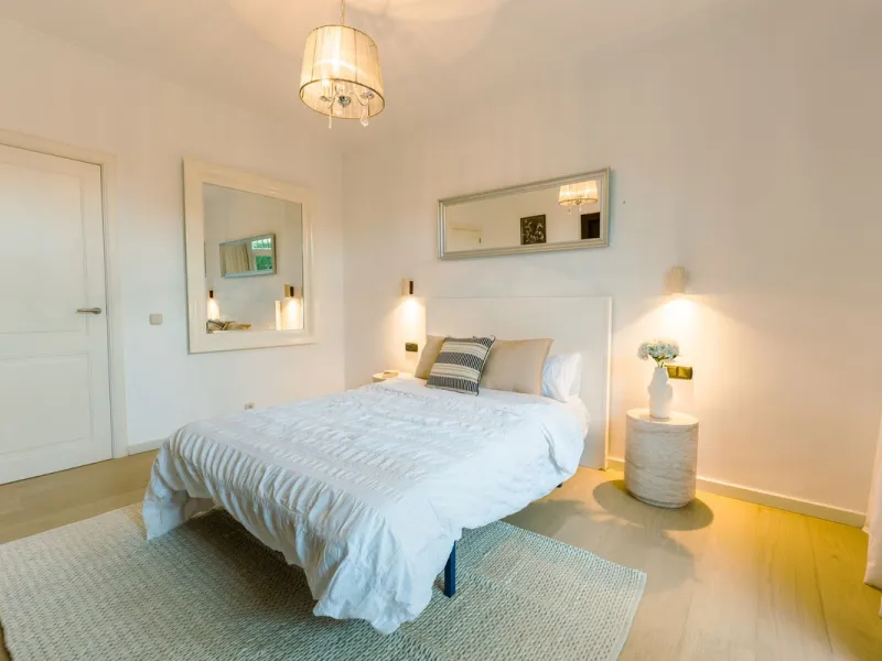 An exceptional south-facing villa, exquisitely modernised, occupying a privileged second-line golf position in El Paraíso, offering breathtaking 180-degree panoramic views across the golf course to the Mediterranean Sea and the North African coastline.
