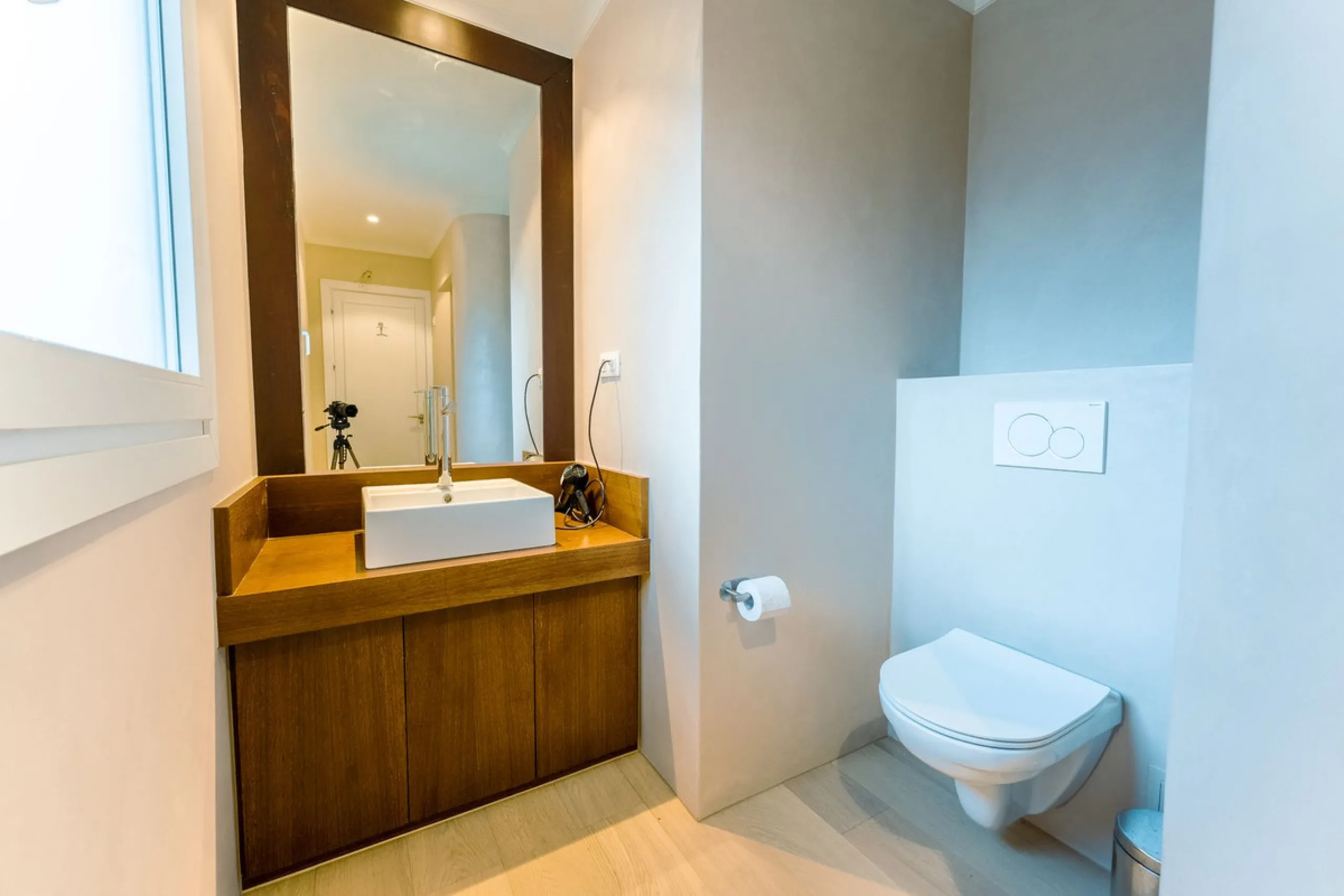 An exceptional south-facing villa, exquisitely modernised, occupying a privileged second-line golf position in El Paraíso, offering breathtaking 180-degree panoramic views across the golf course to the Mediterranean Sea and the North African coastline.