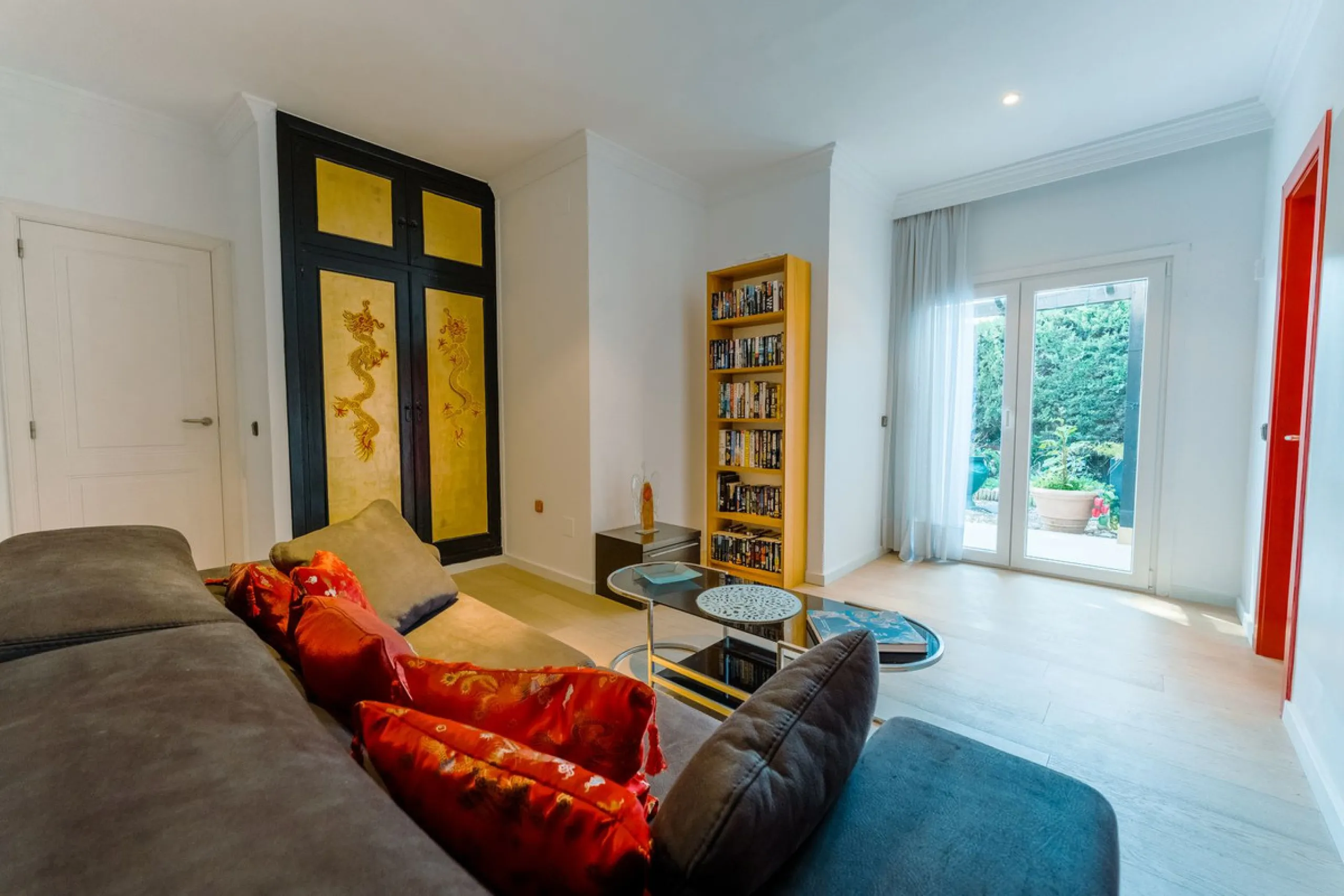 An exceptional south-facing villa, exquisitely modernised, occupying a privileged second-line golf position in El Paraíso, offering breathtaking 180-degree panoramic views across the golf course to the Mediterranean Sea and the North African coastline.