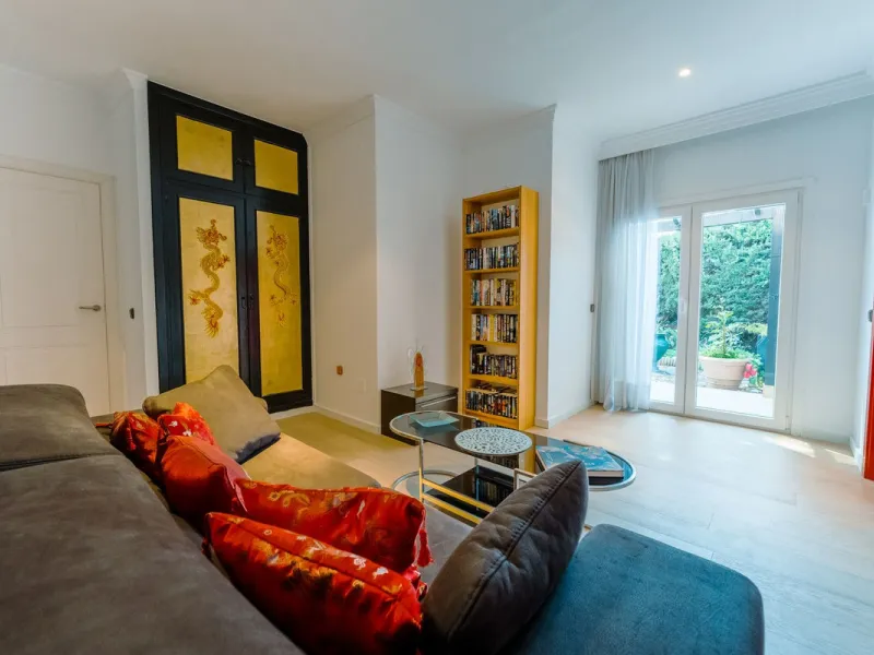 An exceptional south-facing villa, exquisitely modernised, occupying a privileged second-line golf position in El Paraíso, offering breathtaking 180-degree panoramic views across the golf course to the Mediterranean Sea and the North African coastline.