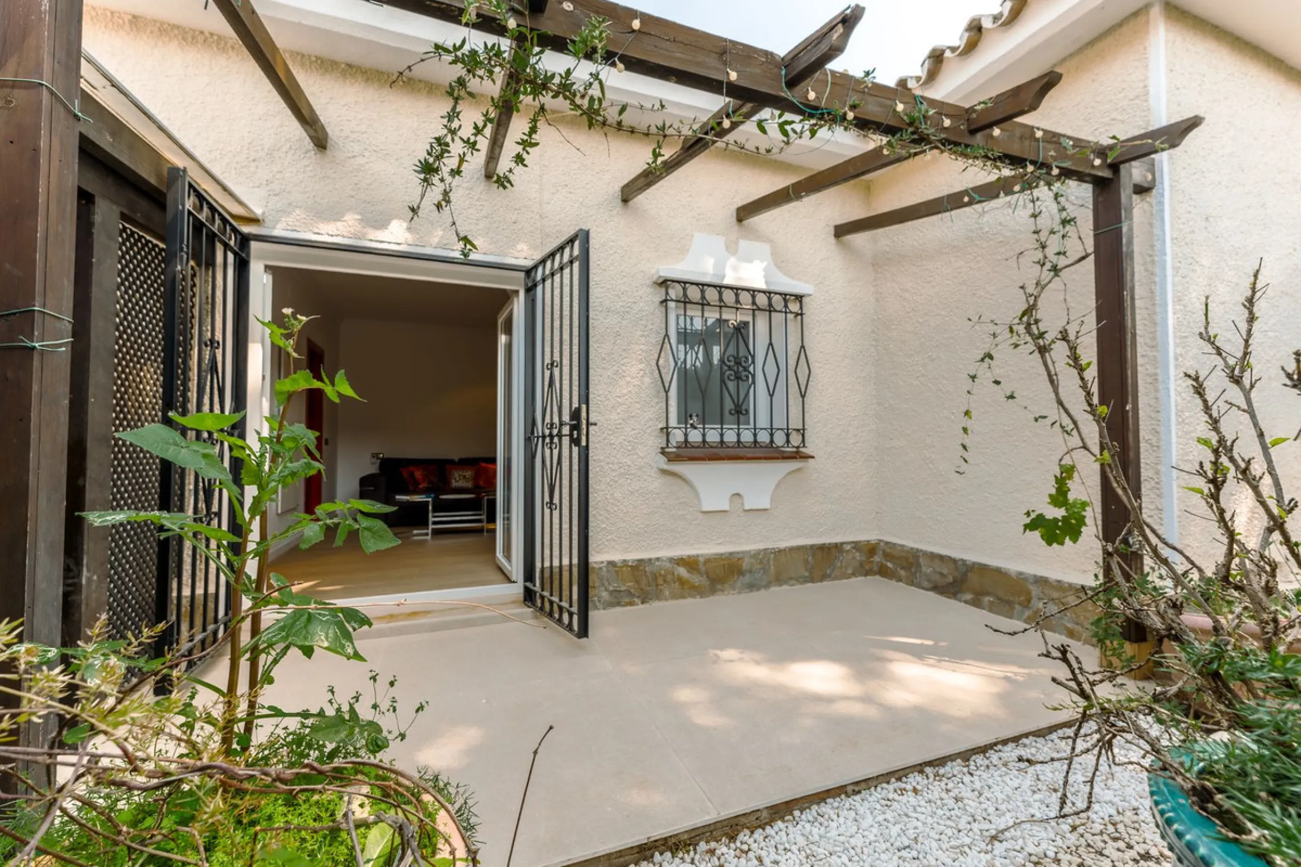 An exceptional south-facing villa, exquisitely modernised, occupying a privileged second-line golf position in El Paraíso, offering breathtaking 180-degree panoramic views across the golf course to the Mediterranean Sea and the North African coastline.