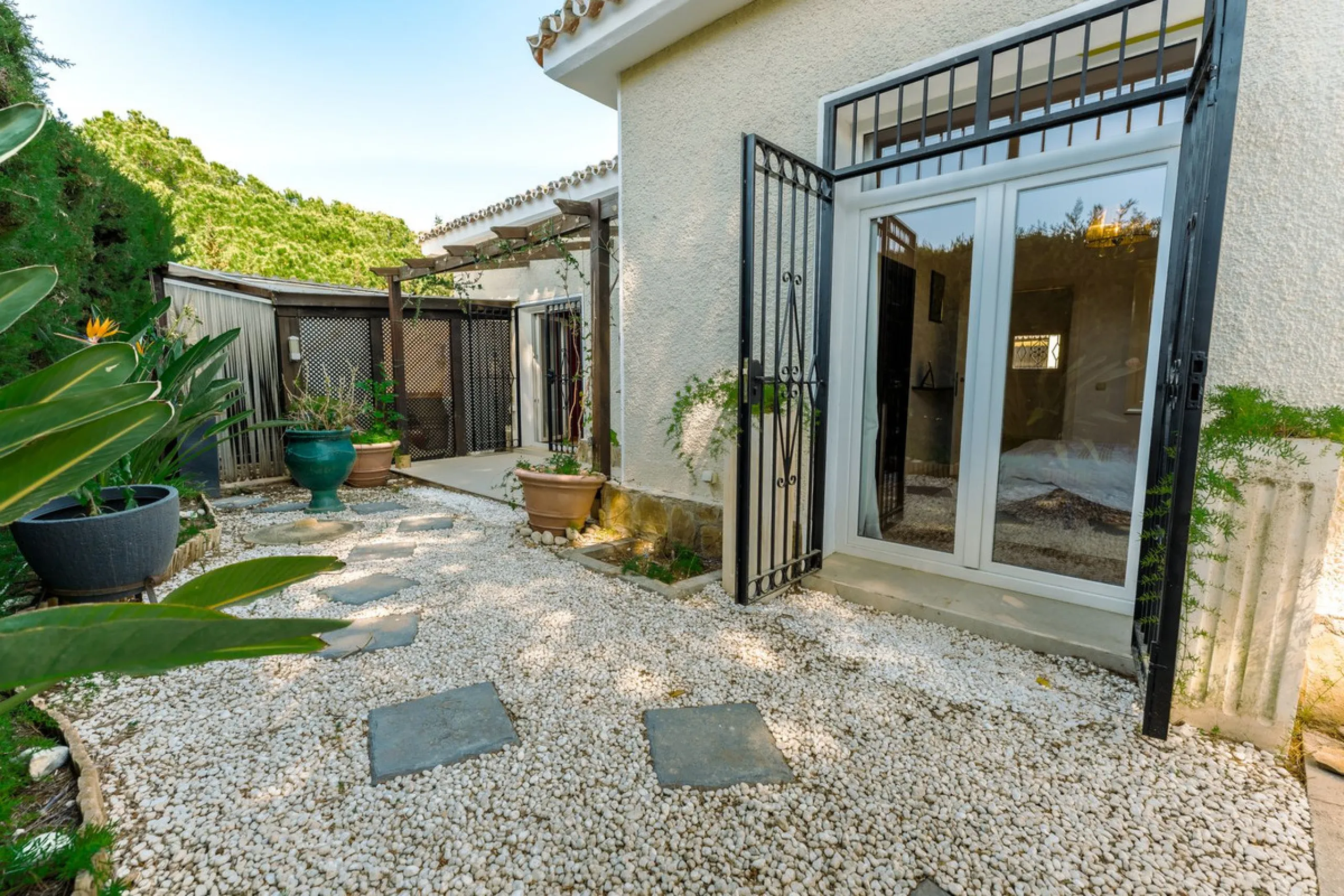 An exceptional south-facing villa, exquisitely modernised, occupying a privileged second-line golf position in El Paraíso, offering breathtaking 180-degree panoramic views across the golf course to the Mediterranean Sea and the North African coastline.