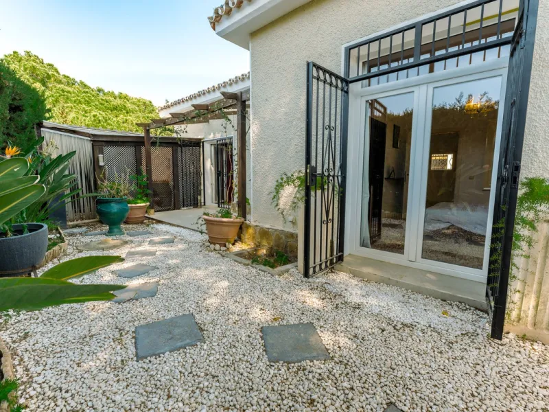An exceptional south-facing villa, exquisitely modernised, occupying a privileged second-line golf position in El Paraíso, offering breathtaking 180-degree panoramic views across the golf course to the Mediterranean Sea and the North African coastline.