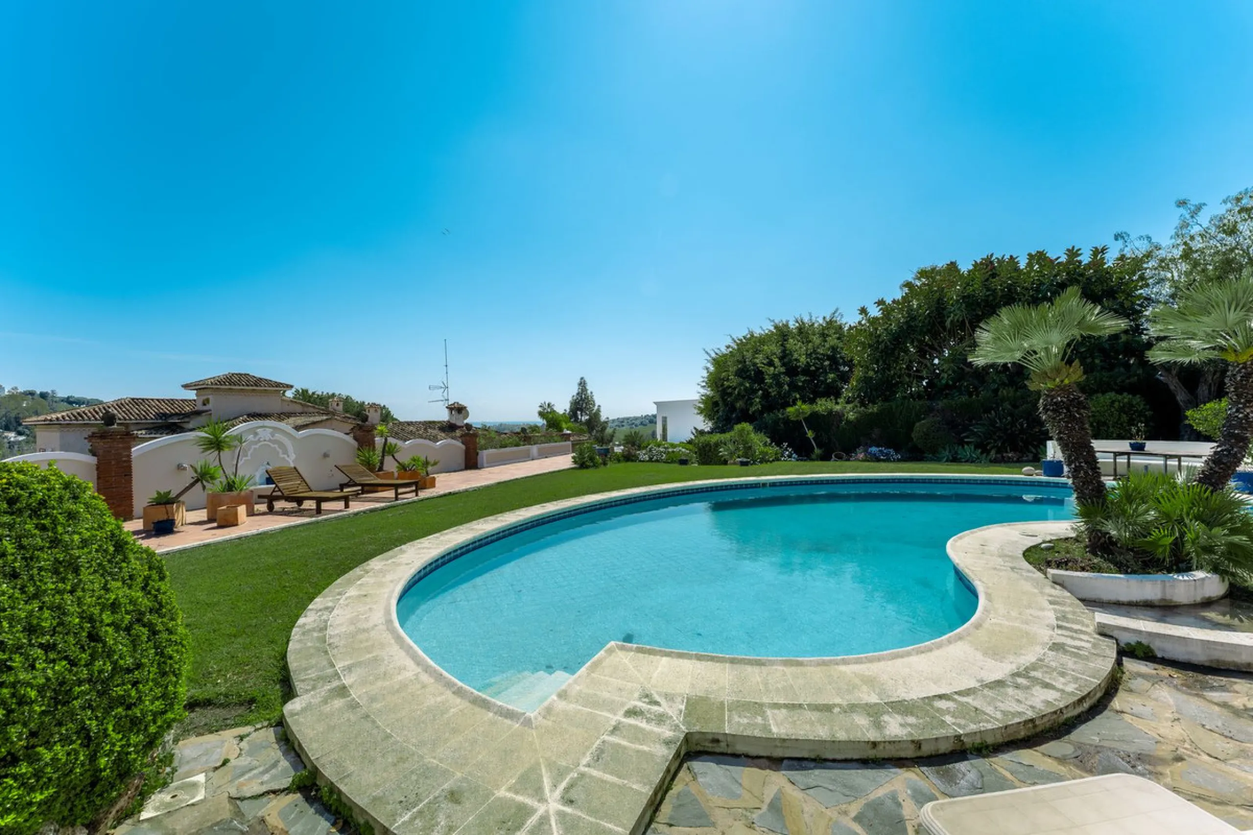 An exceptional south-facing villa, exquisitely modernised, occupying a privileged second-line golf position in El Paraíso, offering breathtaking 180-degree panoramic views across the golf course to the Mediterranean Sea and the North African coastline.