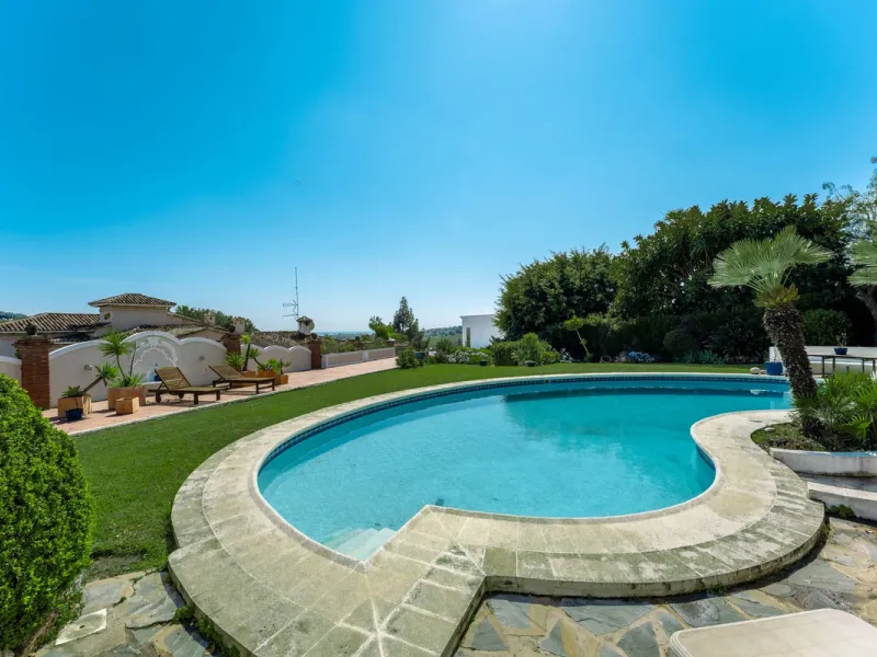 An exceptional south-facing villa, exquisitely modernised, occupying a privileged second-line golf position in El Paraíso, offering breathtaking 180-degree panoramic views across the golf course to the Mediterranean Sea and the North African coastline.