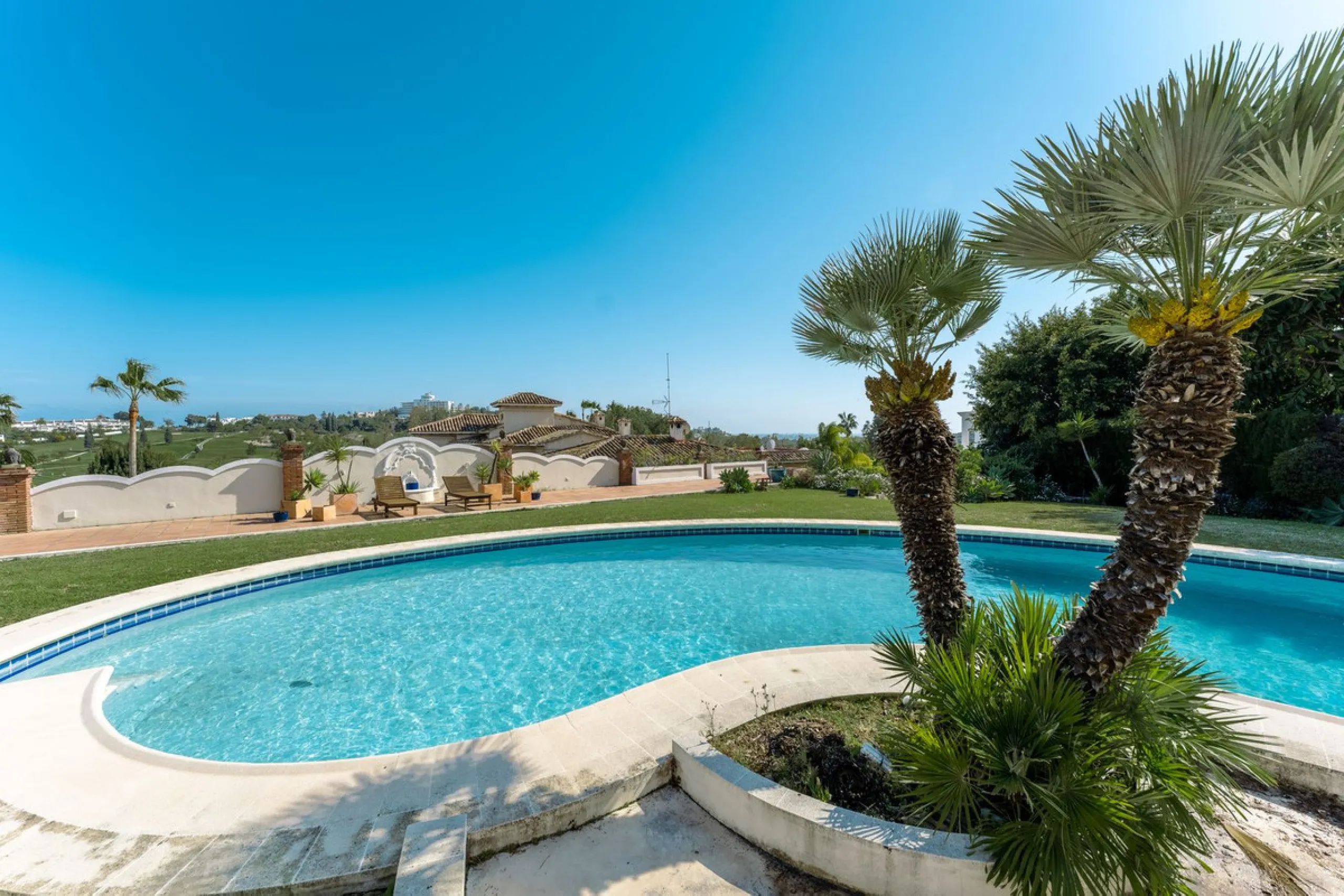 An exceptional south-facing villa, exquisitely modernised, occupying a privileged second-line golf position in El Paraíso, offering breathtaking 180-degree panoramic views across the golf course to the Mediterranean Sea and the North African coastline.