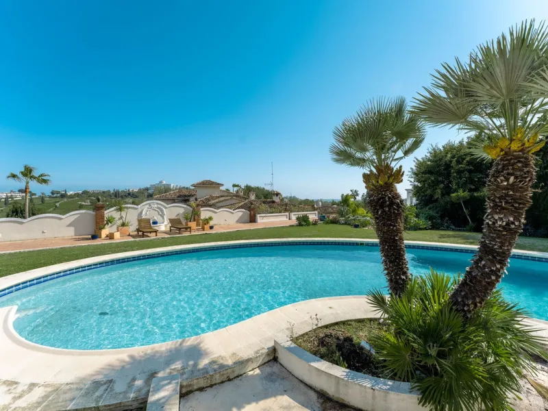An exceptional south-facing villa, exquisitely modernised, occupying a privileged second-line golf position in El Paraíso, offering breathtaking 180-degree panoramic views across the golf course to the Mediterranean Sea and the North African coastline.
