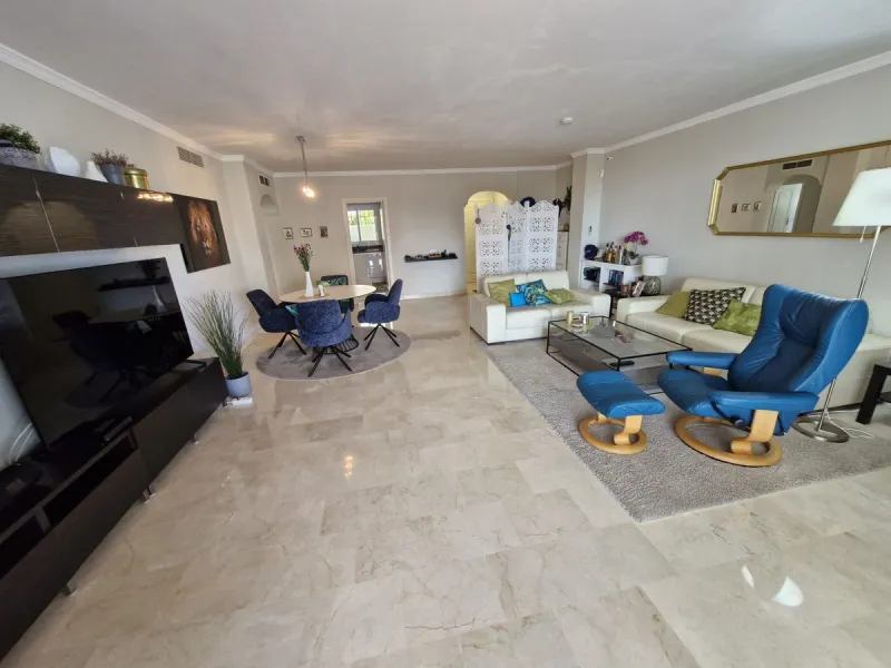 Light-filled and stylish. Exclusive 159 sq m ground floor apartment - sunny, modern, perfectly laid out.