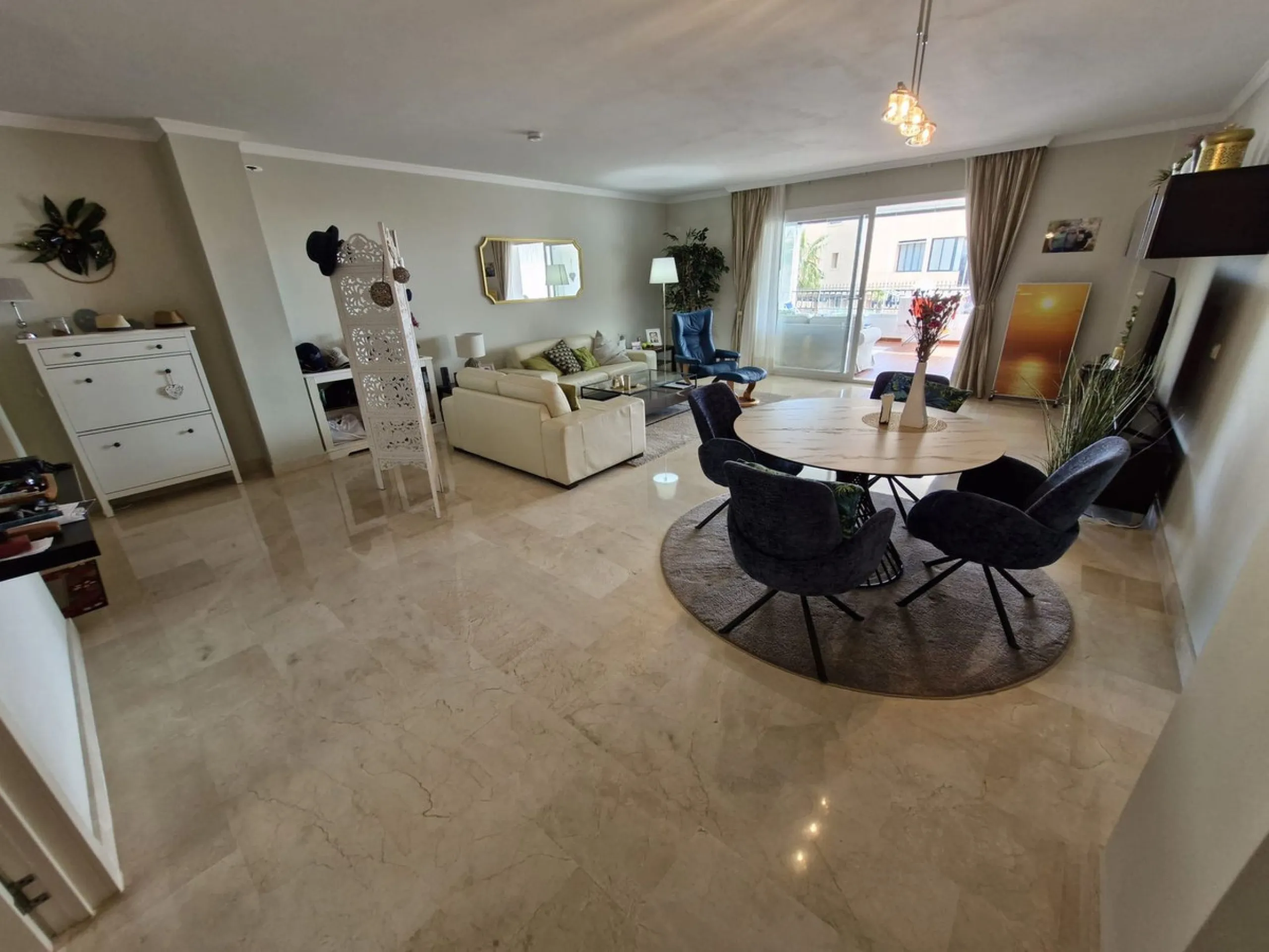 Light-filled and stylish. Exclusive 159 sq m ground floor apartment - sunny, modern, perfectly laid out.