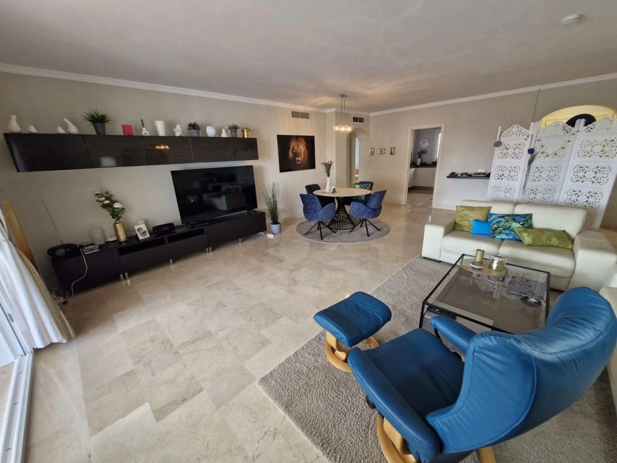 Light-filled and stylish. Exclusive 159 sq m ground floor apartment - sunny, modern, perfectly laid out.