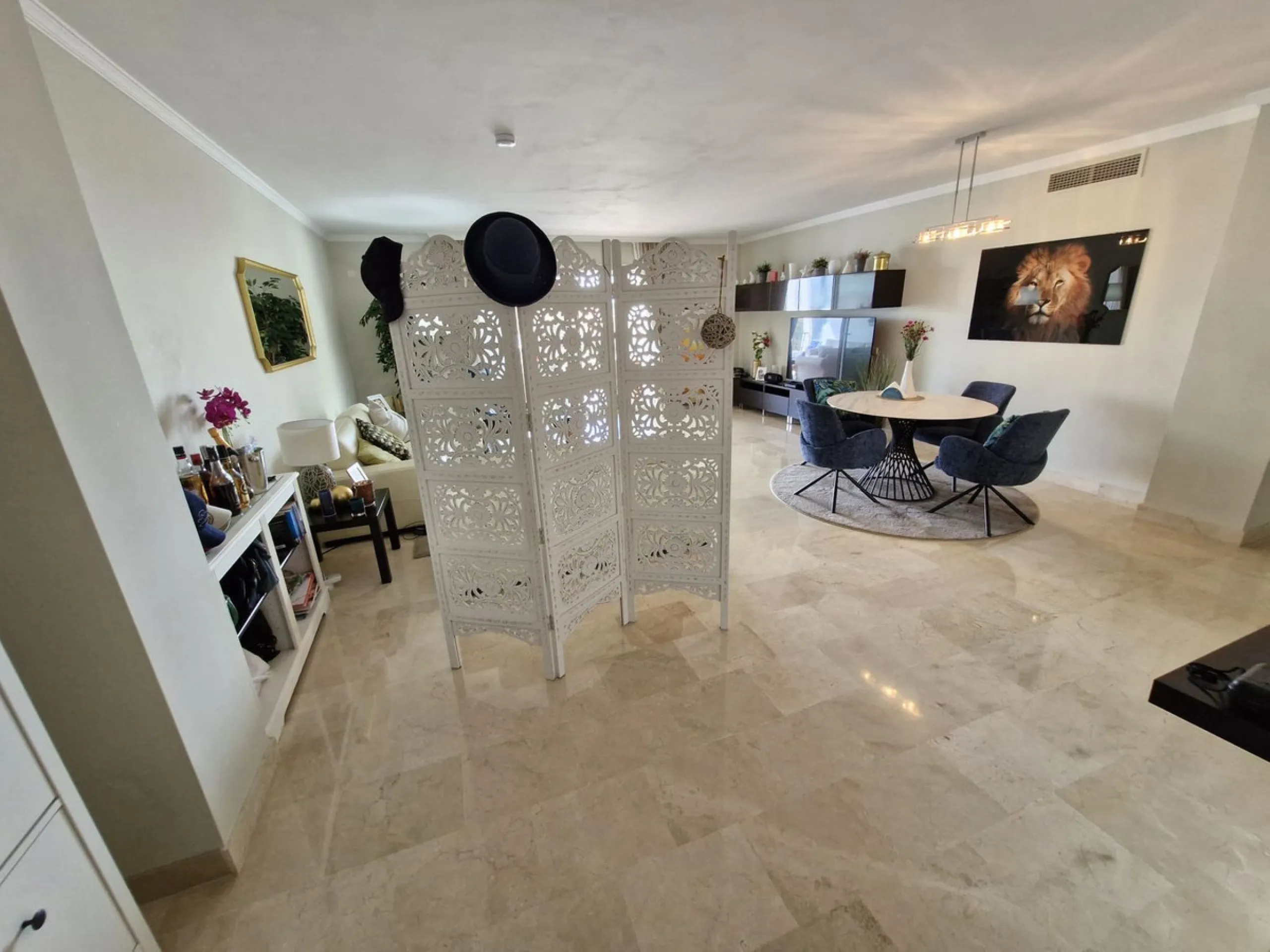 Light-filled and stylish. Exclusive 159 sq m ground floor apartment - sunny, modern, perfectly laid out.