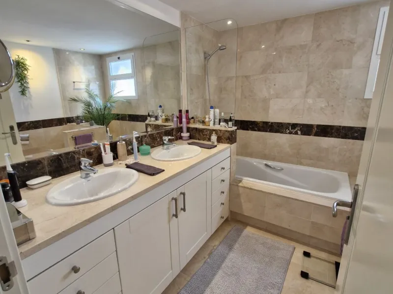 Light-filled and stylish. Exclusive 159 sq m ground floor apartment - sunny, modern, perfectly laid out.