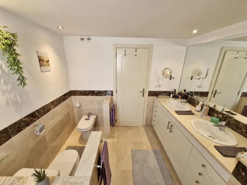 Light-filled and stylish. Exclusive 159 sq m ground floor apartment - sunny, modern, perfectly laid out.