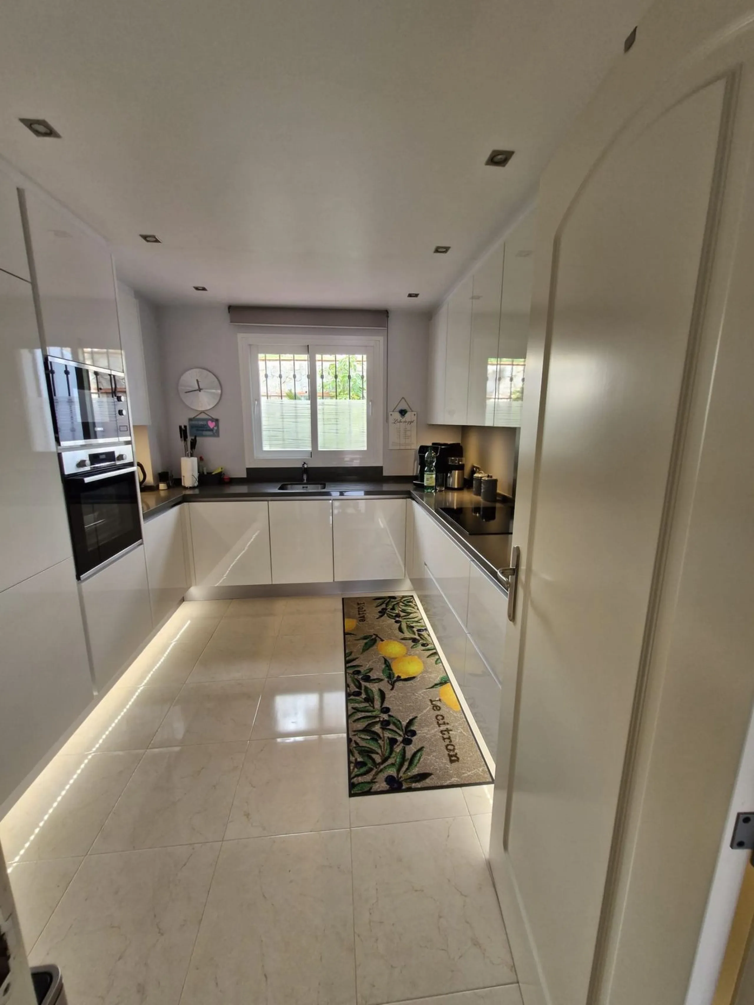 Light-filled and stylish. Exclusive 159 sq m ground floor apartment - sunny, modern, perfectly laid out.