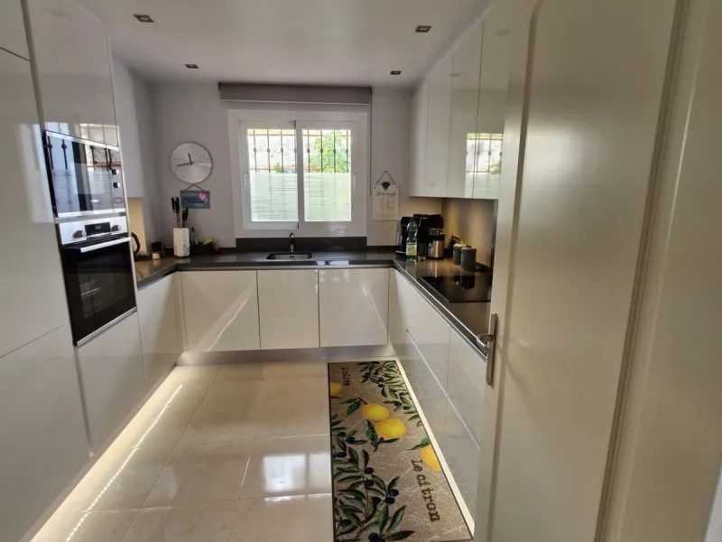 Light-filled and stylish. Exclusive 159 sq m ground floor apartment - sunny, modern, perfectly laid out.