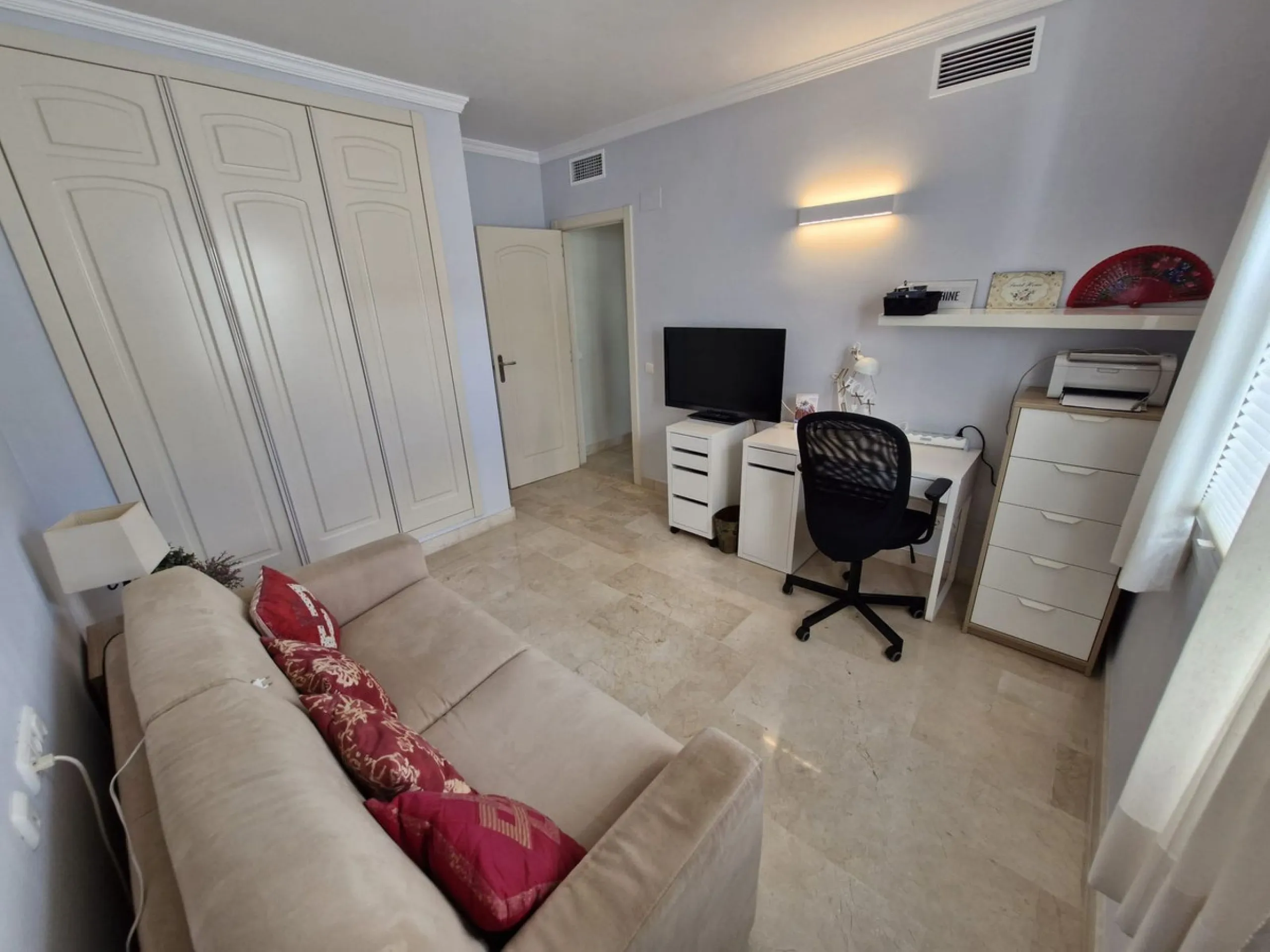 Light-filled and stylish. Exclusive 159 sq m ground floor apartment - sunny, modern, perfectly laid out.