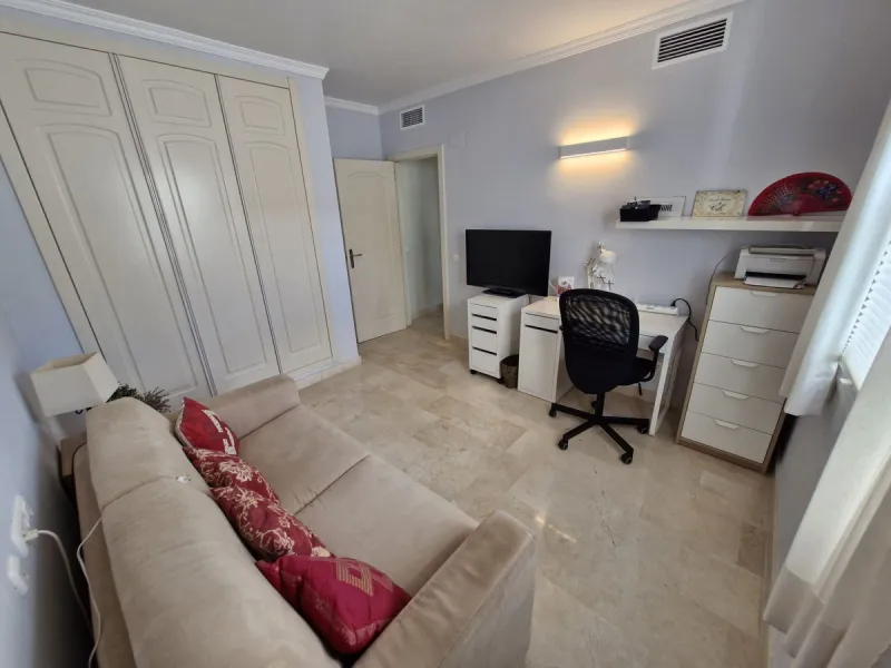 Light-filled and stylish. Exclusive 159 sq m ground floor apartment - sunny, modern, perfectly laid out.