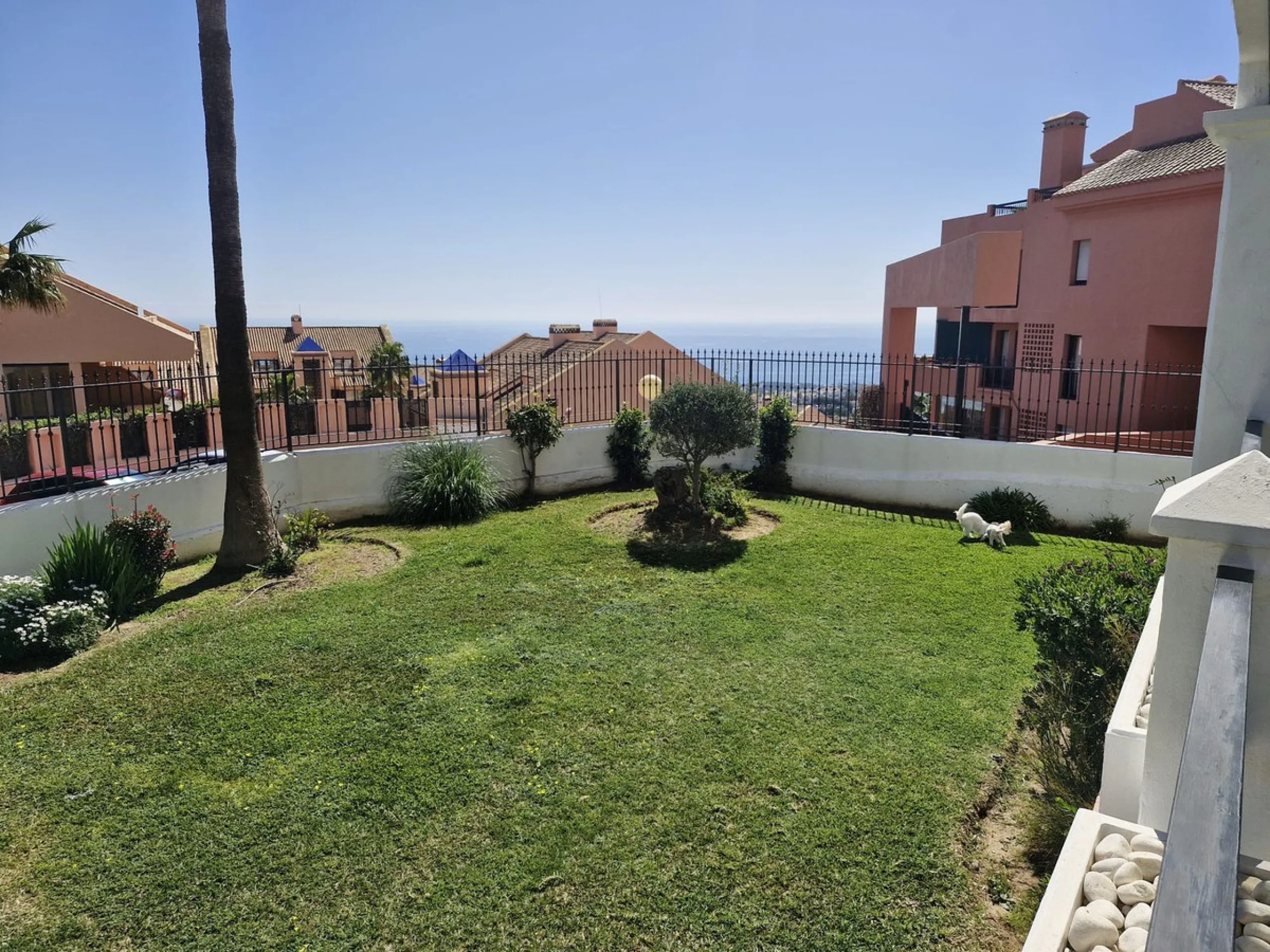 Light-filled and stylish. Exclusive 159 sq m ground floor apartment - sunny, modern, perfectly laid out.