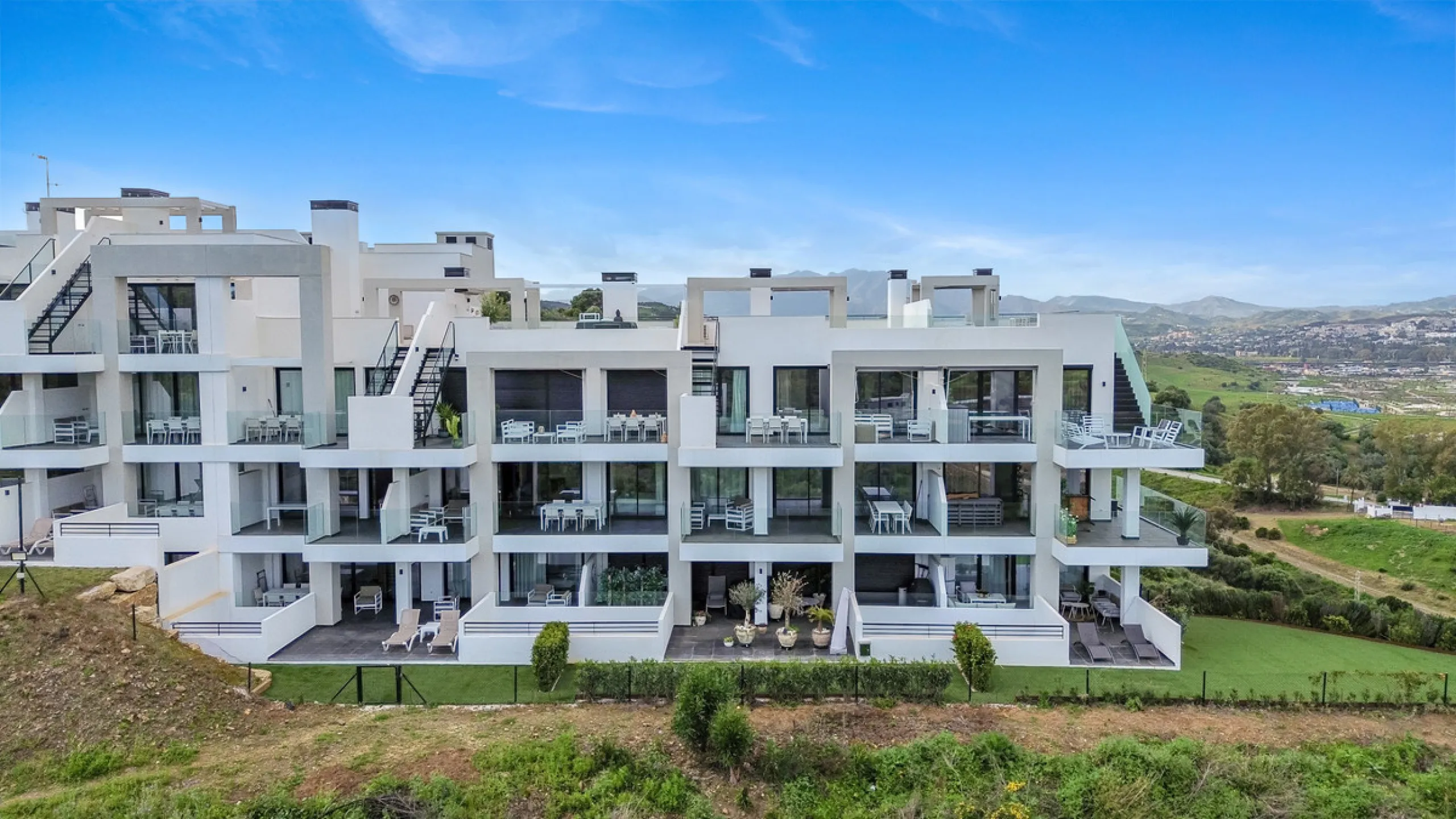 Discover this beautiful 3-bedroom, 2-bathroom apartment in Hacienda el Sueño, an exclusive residential community set in Mijas on the stunning Costa del Sol.