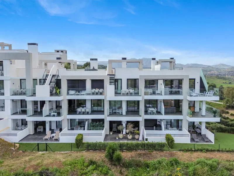 Discover this beautiful 3-bedroom, 2-bathroom apartment in Hacienda el Sueño, an exclusive residential community set in Mijas on the stunning Costa del Sol.