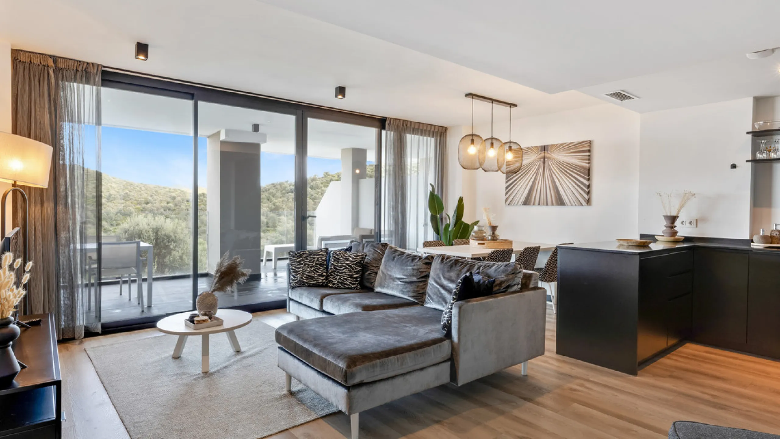 Discover this beautiful 3-bedroom, 2-bathroom apartment in Hacienda el Sueño, an exclusive residential community set in Mijas on the stunning Costa del Sol.