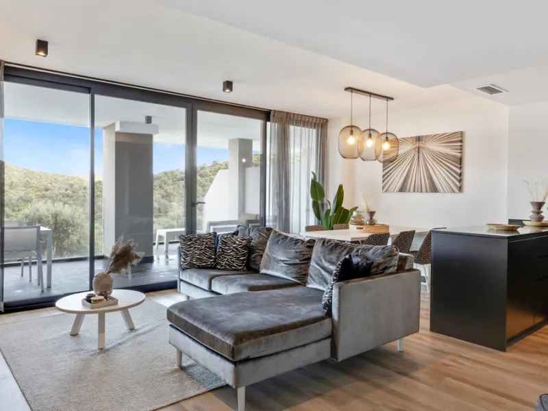 Discover this beautiful 3-bedroom, 2-bathroom apartment in Hacienda el Sueño, an exclusive residential community set in Mijas on the stunning Costa del Sol.