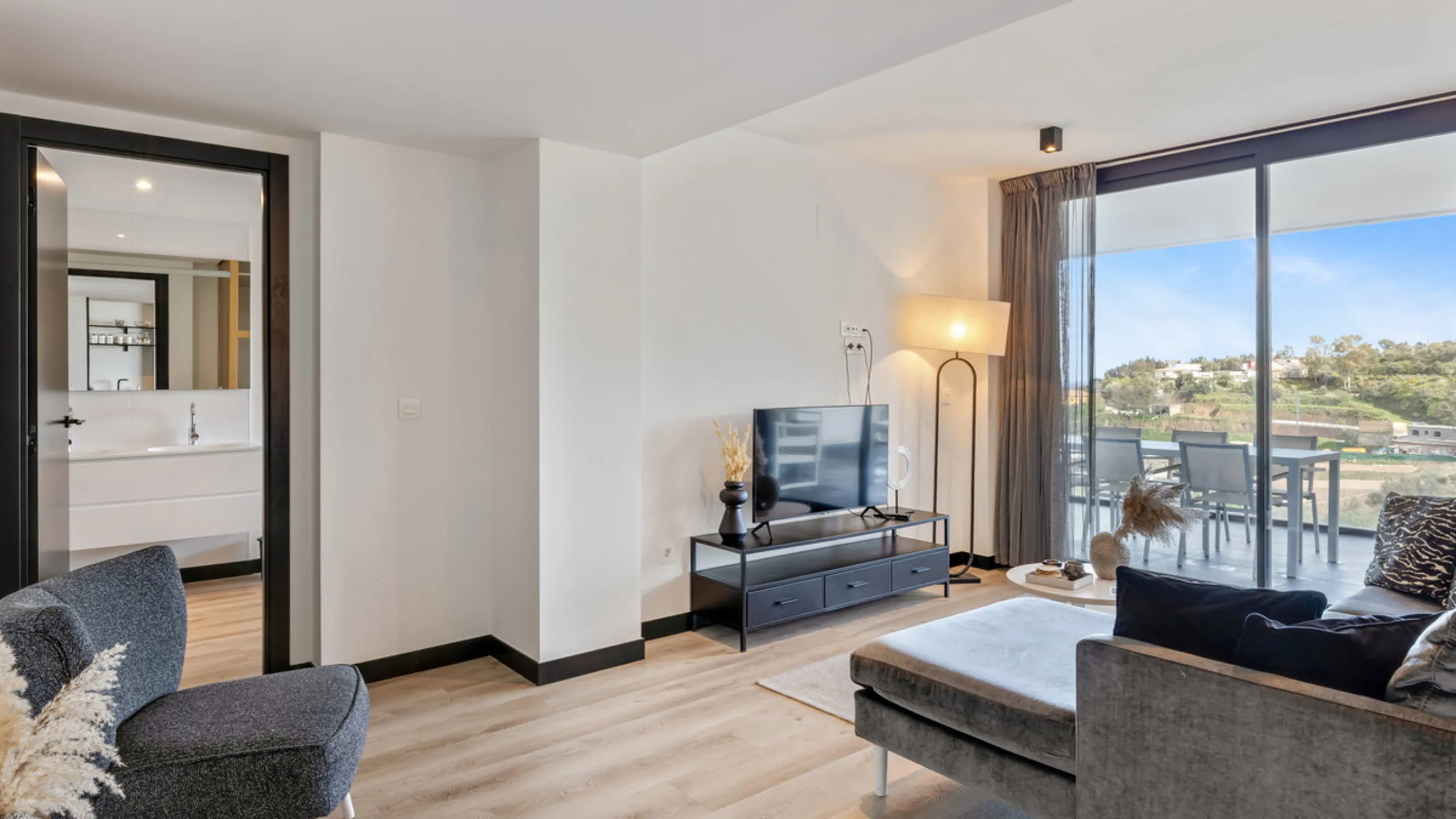 Discover this beautiful 3-bedroom, 2-bathroom apartment in Hacienda el Sueño, an exclusive residential community set in Mijas on the stunning Costa del Sol.
