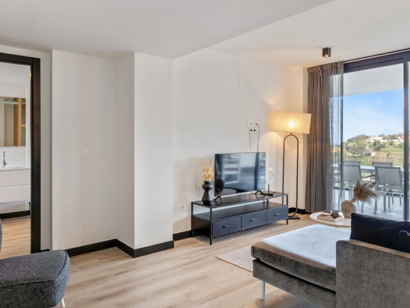 Discover this beautiful 3-bedroom, 2-bathroom apartment in Hacienda el Sueño, an exclusive residential community set in Mijas on the stunning Costa del Sol.
