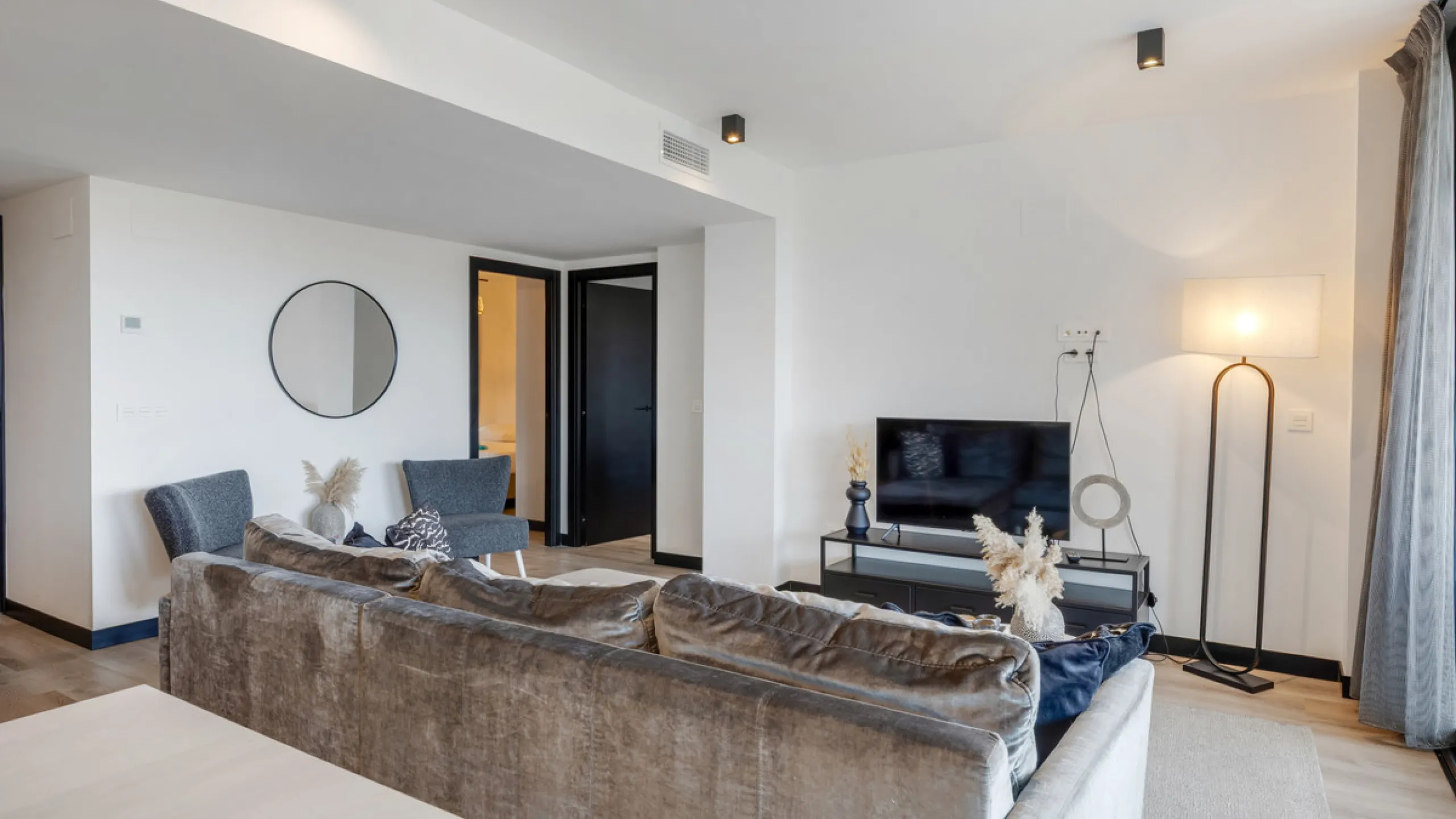 Discover this beautiful 3-bedroom, 2-bathroom apartment in Hacienda el Sueño, an exclusive residential community set in Mijas on the stunning Costa del Sol.