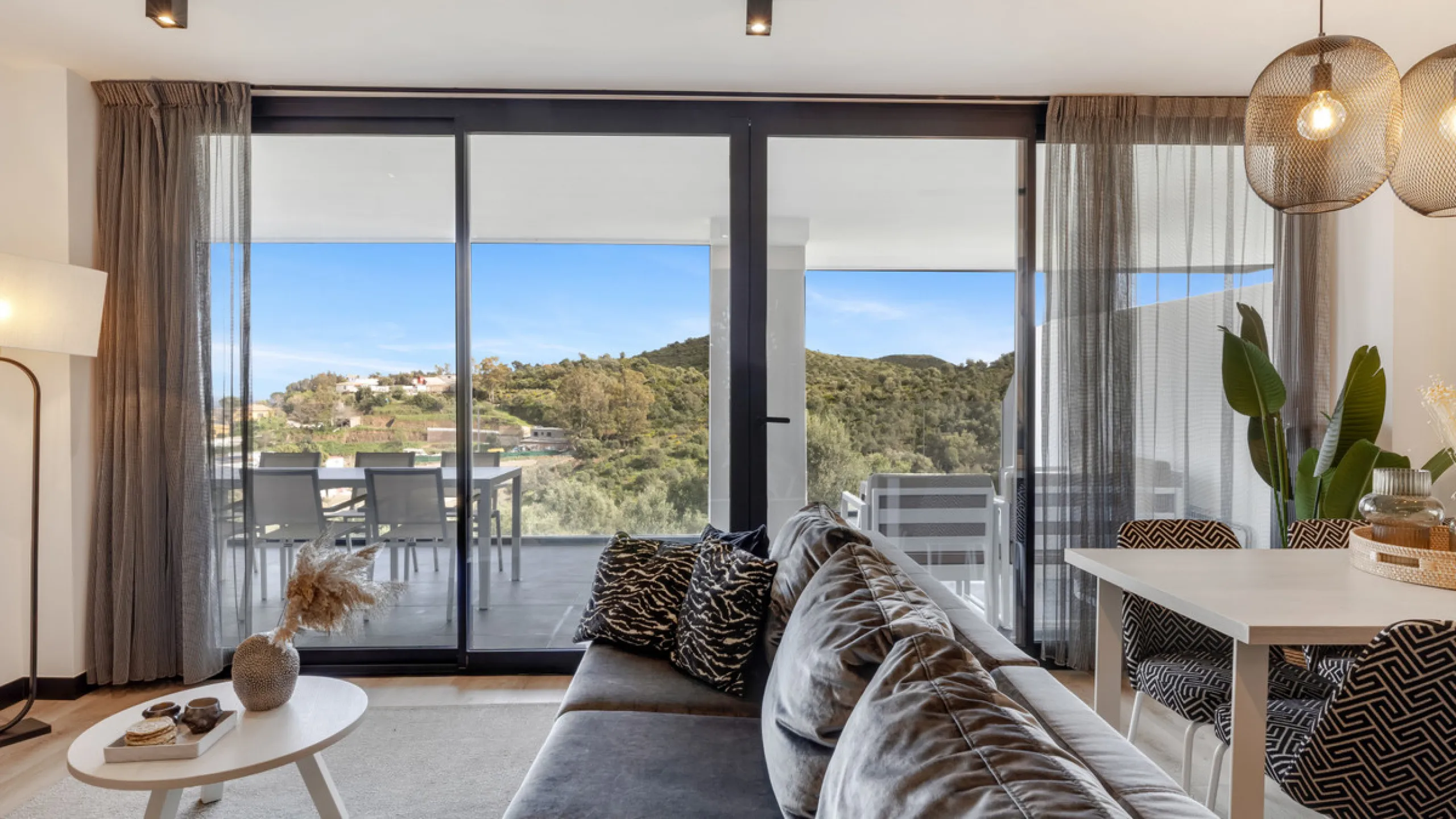 Discover this beautiful 3-bedroom, 2-bathroom apartment in Hacienda el Sueño, an exclusive residential community set in Mijas on the stunning Costa del Sol.