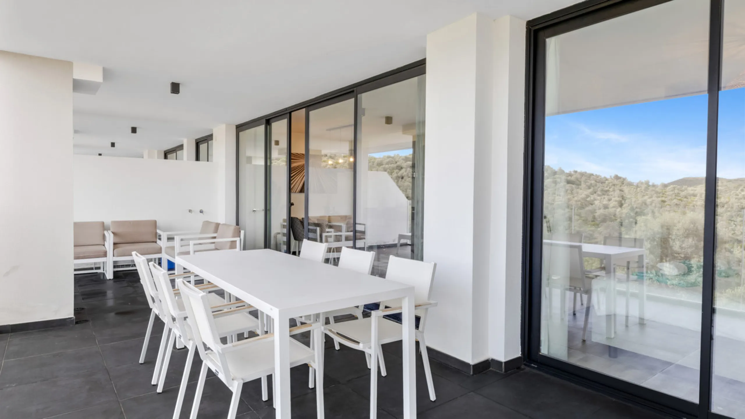 Discover this beautiful 3-bedroom, 2-bathroom apartment in Hacienda el Sueño, an exclusive residential community set in Mijas on the stunning Costa del Sol.