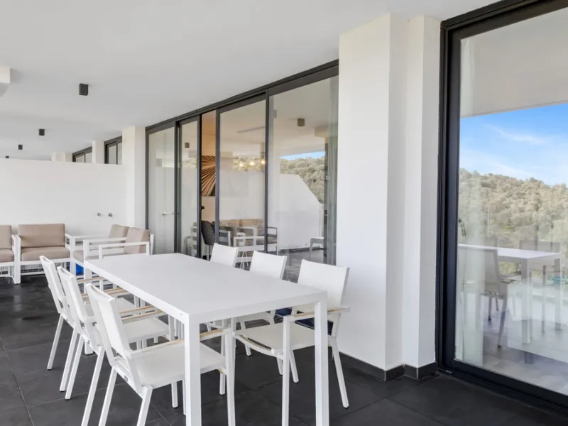 Discover this beautiful 3-bedroom, 2-bathroom apartment in Hacienda el Sueño, an exclusive residential community set in Mijas on the stunning Costa del Sol.