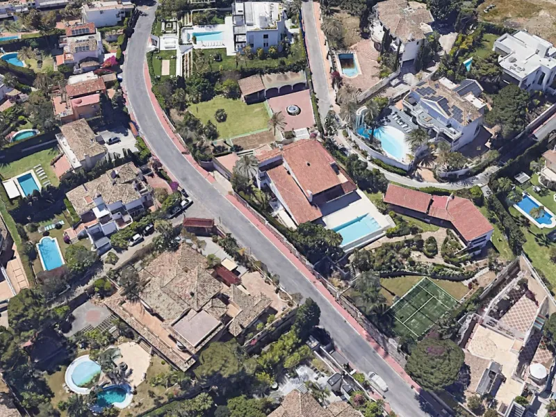 Elegant Marbella Estate on a Prime and Rare Plot — 800 meters Walking Distance to Puerto Banús. Unique Development Opportunity — 4,205m² Plot with Potential for Up to 4 Villas, or Plans for one large villa and separate Guest House, or to knock down and bu