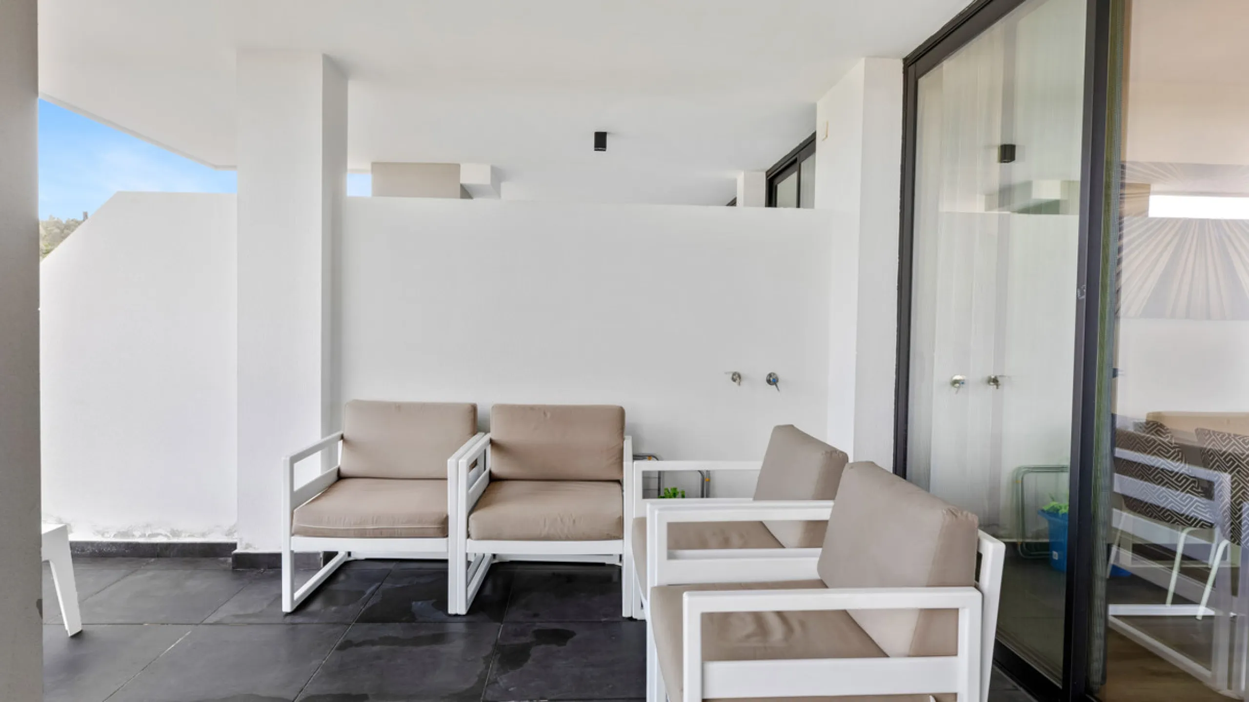 Discover this beautiful 3-bedroom, 2-bathroom apartment in Hacienda el Sueño, an exclusive residential community set in Mijas on the stunning Costa del Sol.