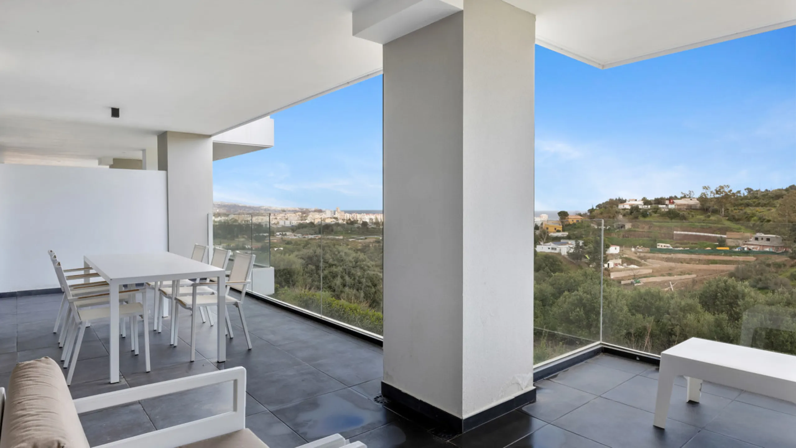 Discover this beautiful 3-bedroom, 2-bathroom apartment in Hacienda el Sueño, an exclusive residential community set in Mijas on the stunning Costa del Sol.