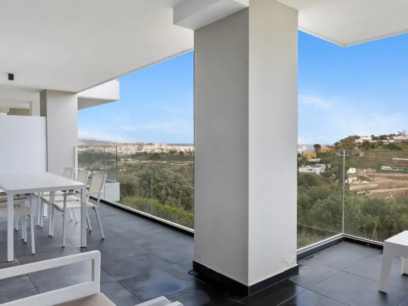 Discover this beautiful 3-bedroom, 2-bathroom apartment in Hacienda el Sueño, an exclusive residential community set in Mijas on the stunning Costa del Sol.