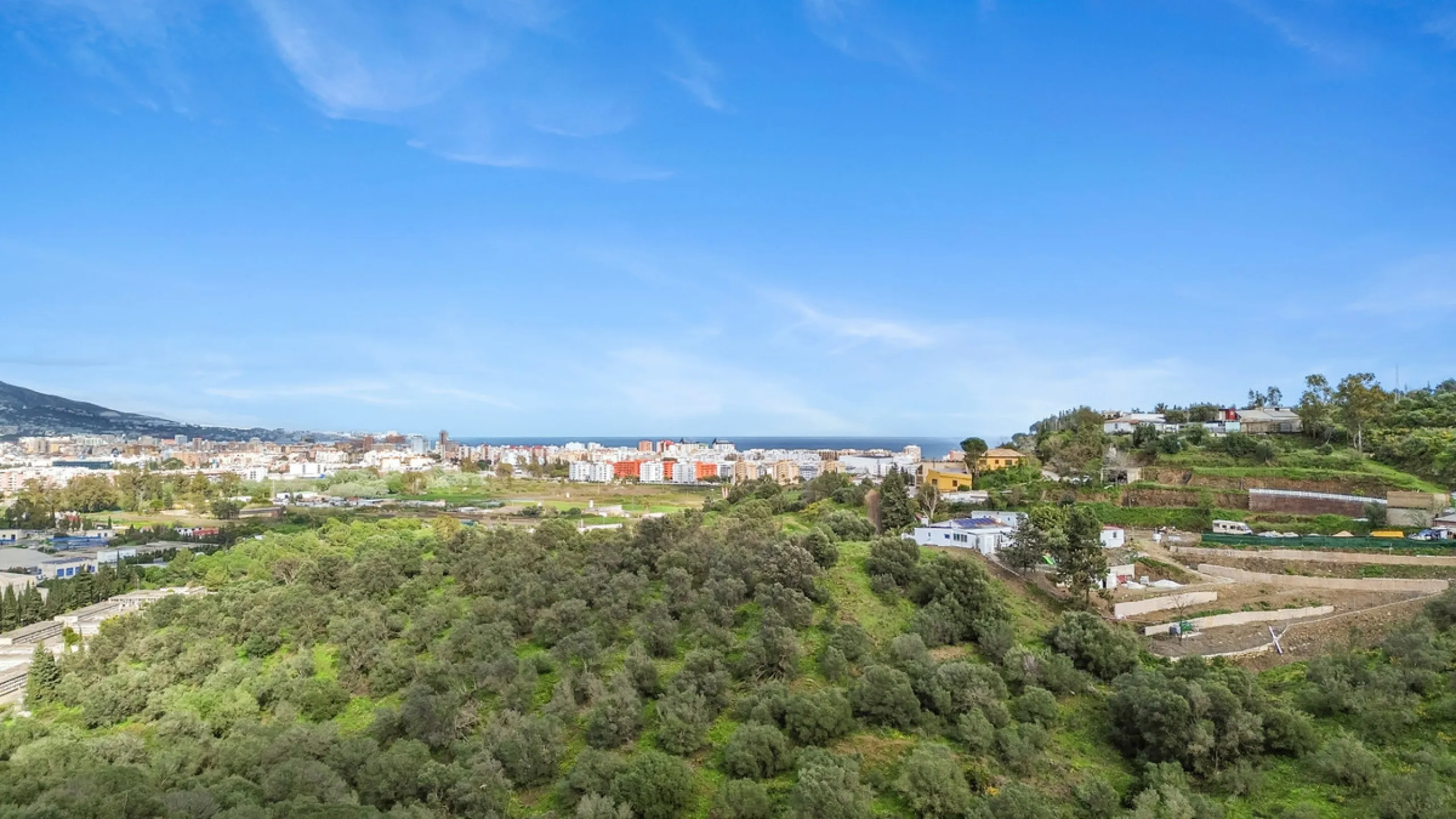 Discover this beautiful 3-bedroom, 2-bathroom apartment in Hacienda el Sueño, an exclusive residential community set in Mijas on the stunning Costa del Sol.