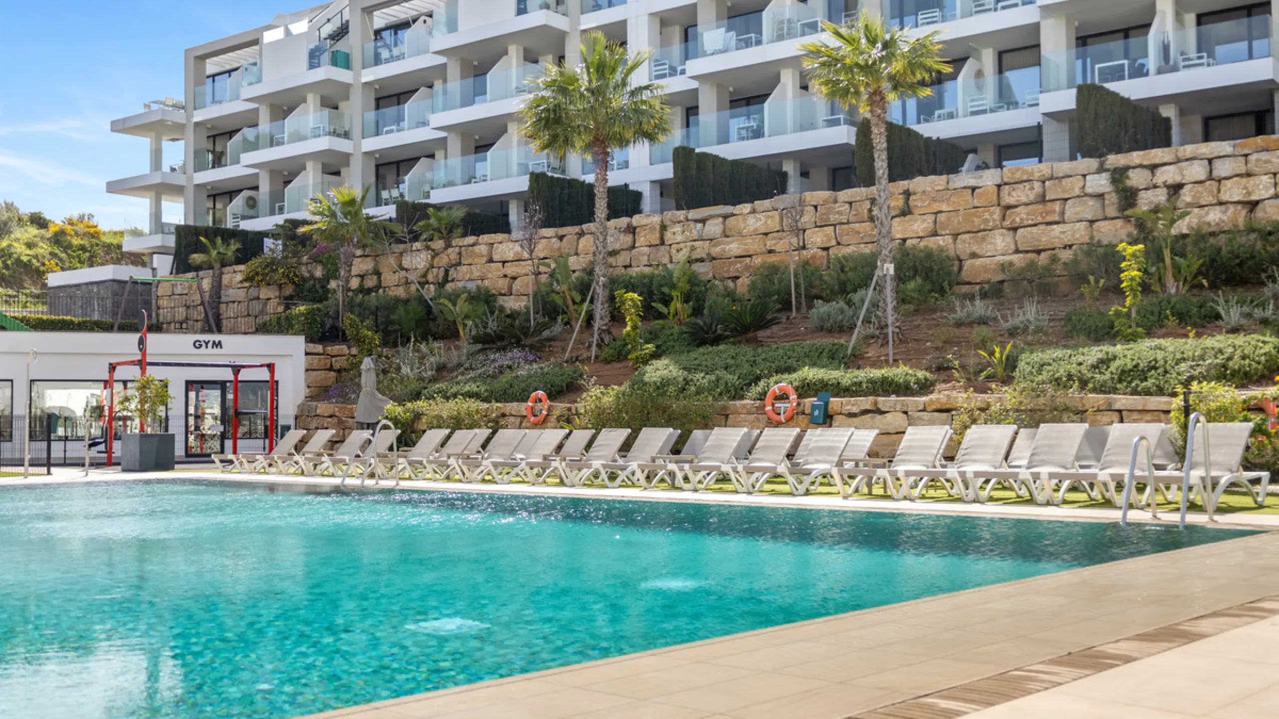 Discover this beautiful 3-bedroom, 2-bathroom apartment in Hacienda el Sueño, an exclusive residential community set in Mijas on the stunning Costa del Sol.