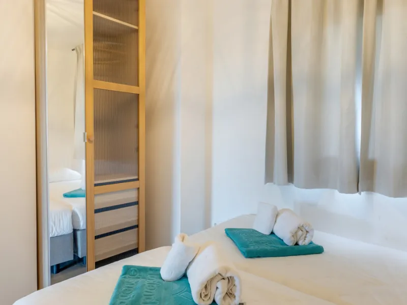 Discover this beautiful 3-bedroom, 2-bathroom apartment in Hacienda el Sueño, an exclusive residential community set in Mijas on the stunning Costa del Sol.